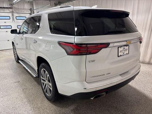 Iridescent Pearl Tricoat 2023 Chevrolet Traverse High Country
