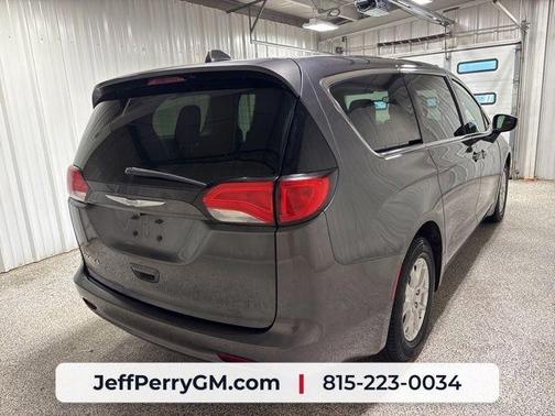 Granite Crystal Clearcoat Metallic 2017 Chrysler Pacifica Touring