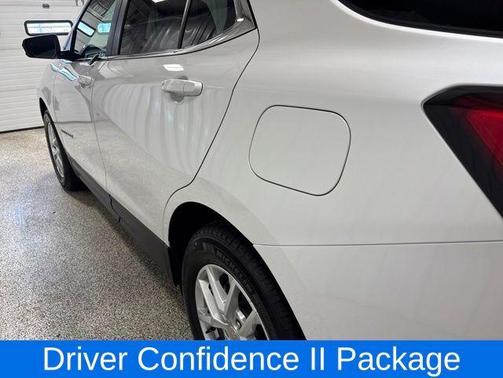 Iridescent Pearl Tricoat 2023 Chevrolet Equinox 1LT