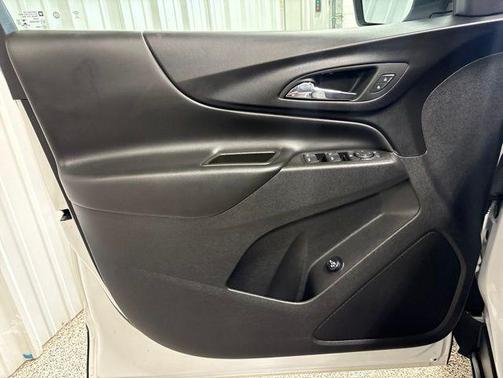 Iridescent Pearl Tricoat 2023 Chevrolet Equinox 1LT