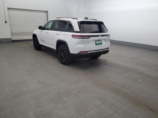 Bright White Clearcoat 2023 Jeep Grand Cherokee Laredo