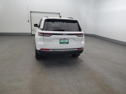 Bright White Clearcoat 2023 Jeep Grand Cherokee Laredo