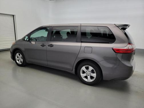 Photo 3 of 33 of 2017 Toyota Sienna L