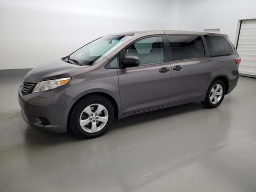 Photo 2 of 33 of 2017 Toyota Sienna L