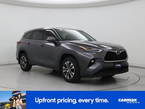 Gray 2022 Toyota Highlander XLE