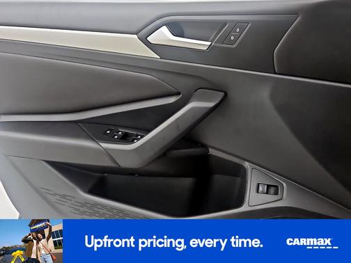 Gray 2019 Volkswagen Jetta SE