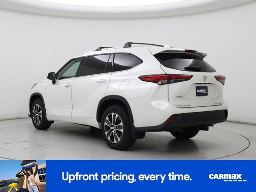 White 2021 Toyota Highlander XLE