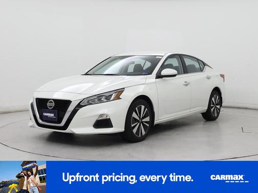 White 2022 Nissan Altima SV