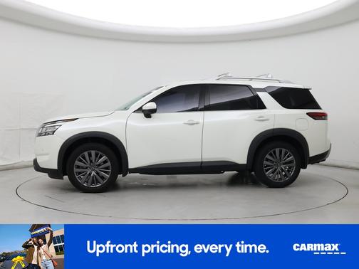 White 2024 Nissan Pathfinder SL