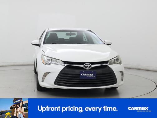 White 2015 Toyota Camry SE