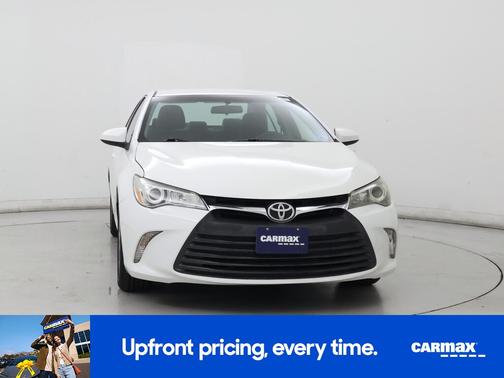 White 2015 Toyota Camry SE