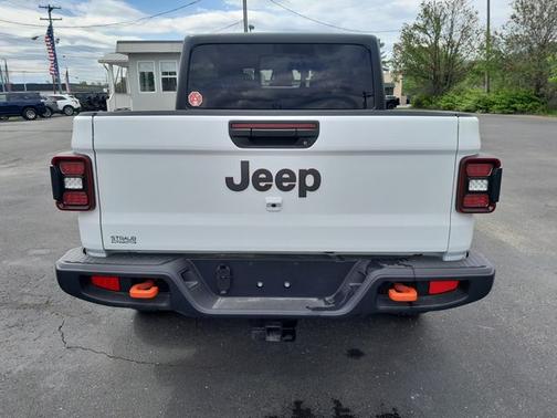 Bright White Clearcoat 2026 Jeep Gladiator Mojave
