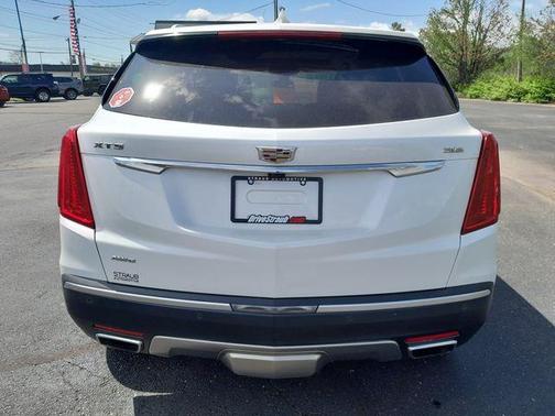 Crystal White Tri-Coat 2017 Cadillac XT5 Platinum