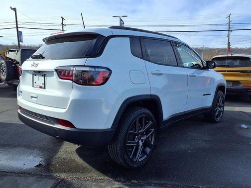 Bright White Clearcoat 2026 Jeep Compass Latitude