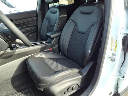 Bright White Clearcoat 2026 Jeep Compass Latitude