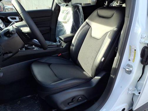 Bright White Clearcoat 2026 Jeep Compass Latitude