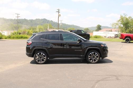 Diamond Black Crystal Pearlcoat 2022 Jeep Compass Limited