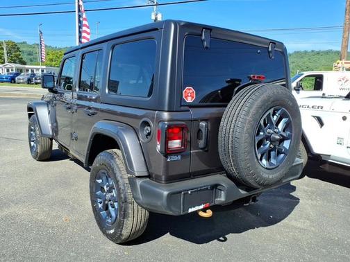 Granite Crystal Metallic Clearcoat 2026 Jeep Wrangler 85th Anniversary Edition