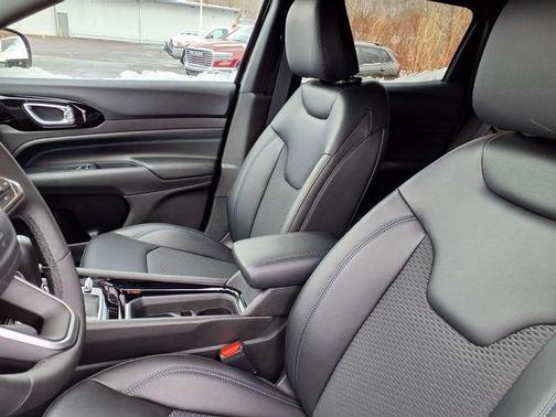 Diamond Black 2026 Jeep Compass Latitude