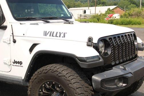 Bright White Clearcoat 2021 Jeep Gladiator Willys