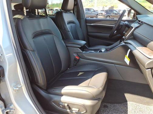 Silver Zynith 2026 Jeep Grand Cherokee Sport