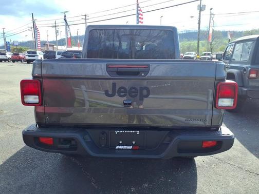 Granite Crystal Metallic Clearcoat 2026 Jeep Gladiator Sahara