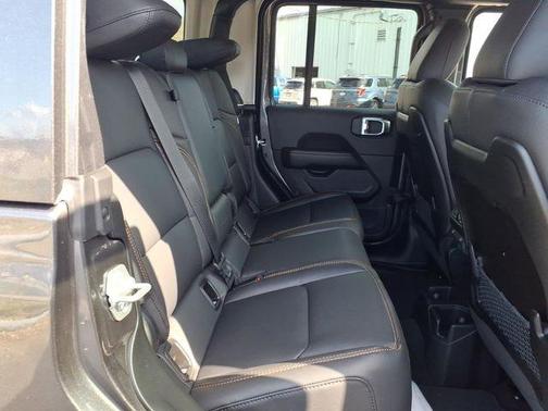 Granite Crystal Clearcoat Metallic 2026 Jeep Gladiator Sport