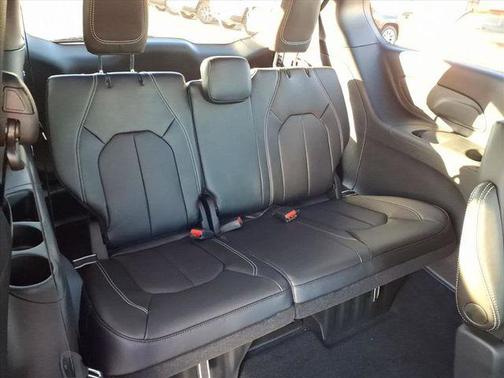 Bright White Clearcoat 2026 Chrysler Pacifica Select
