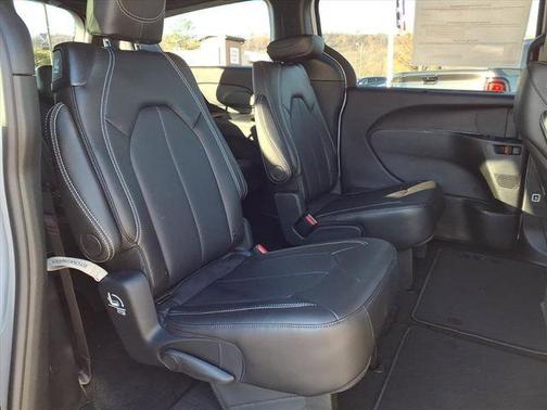 Bright White Clearcoat 2026 Chrysler Pacifica Select