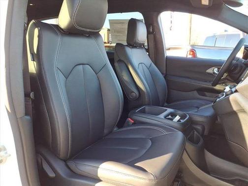 Bright White Clearcoat 2026 Chrysler Pacifica Select