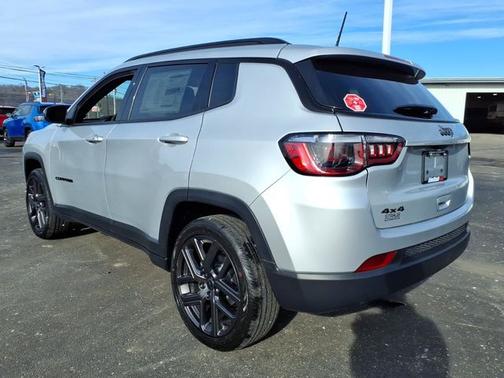 Silver Zynith Metallic Clearcoat 2026 Jeep Compass Latitude