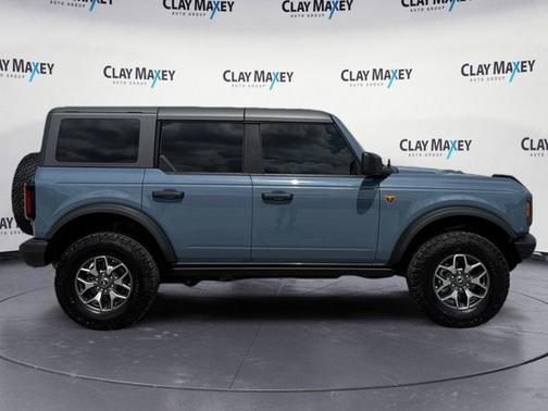 Azure Gray Metallic Tri-Coat 2024 Ford Bronco Badlands