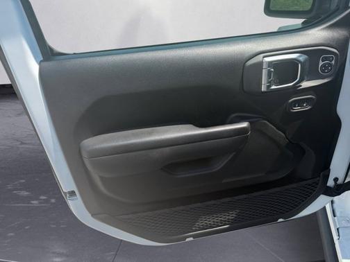Bright White Clearcoat 2025 Jeep Gladiator Mojave 4x4