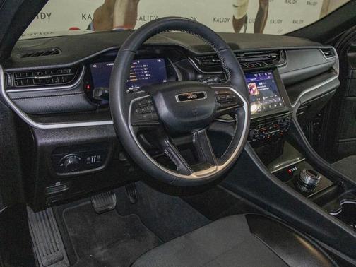 Diamond Black 2025 Jeep Grand Cherokee Laredo