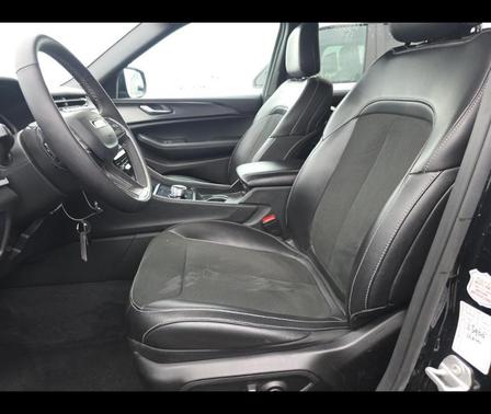 Diamond Black 2025 Jeep Grand Cherokee Laredo