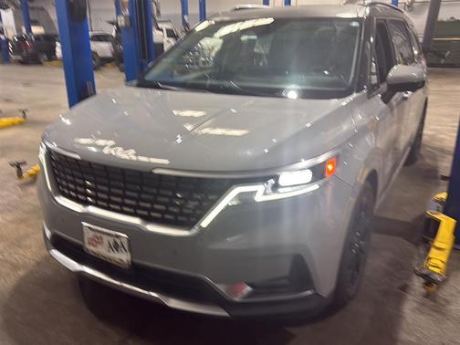 Ceramic Silver 2022 Kia Carnival SX