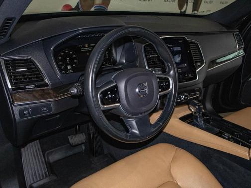 2018 Volvo XC90 T6 Momentum