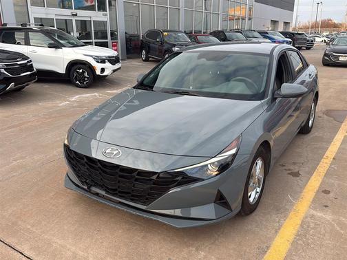 2022 Hyundai ELANTRA SE