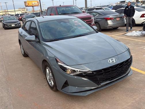 2022 Hyundai ELANTRA SE