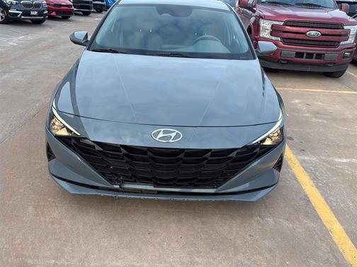 2022 Hyundai ELANTRA SE