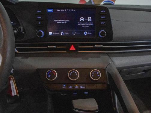 2022 Hyundai ELANTRA SE