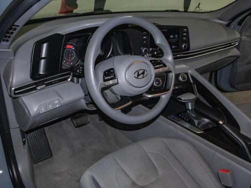2022 Hyundai ELANTRA SE