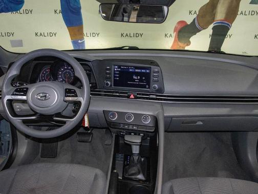 2022 Hyundai ELANTRA SE