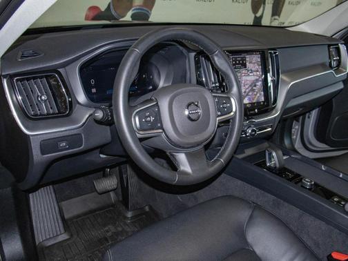 2024 Volvo XC60 B5 Core Dark Theme