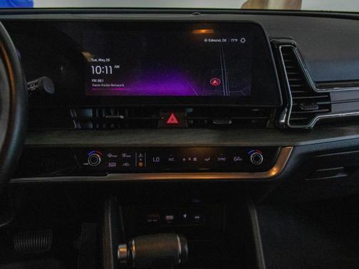 Glacial White Pearl 2025 Kia Sportage X-Line