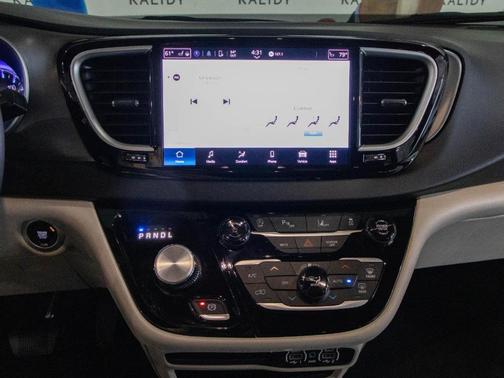 2023 Chrysler Pacifica Touring-L