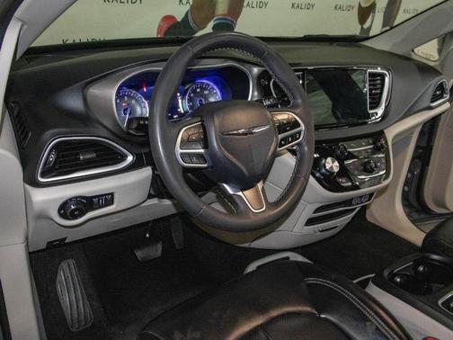2023 Chrysler Pacifica Touring-L