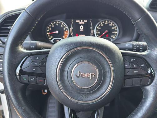 Alpine White 2017 Jeep Renegade Altitude