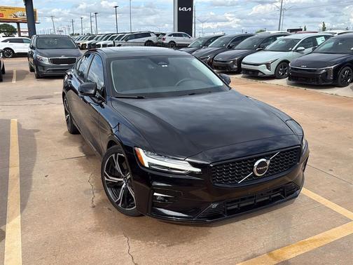 Onyx Black Metallic 2024 Volvo S60 B5 Core Dark Theme