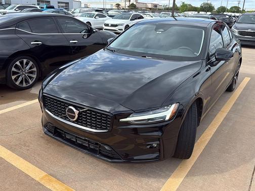 Onyx Black Metallic 2024 Volvo S60 B5 Core Dark Theme
